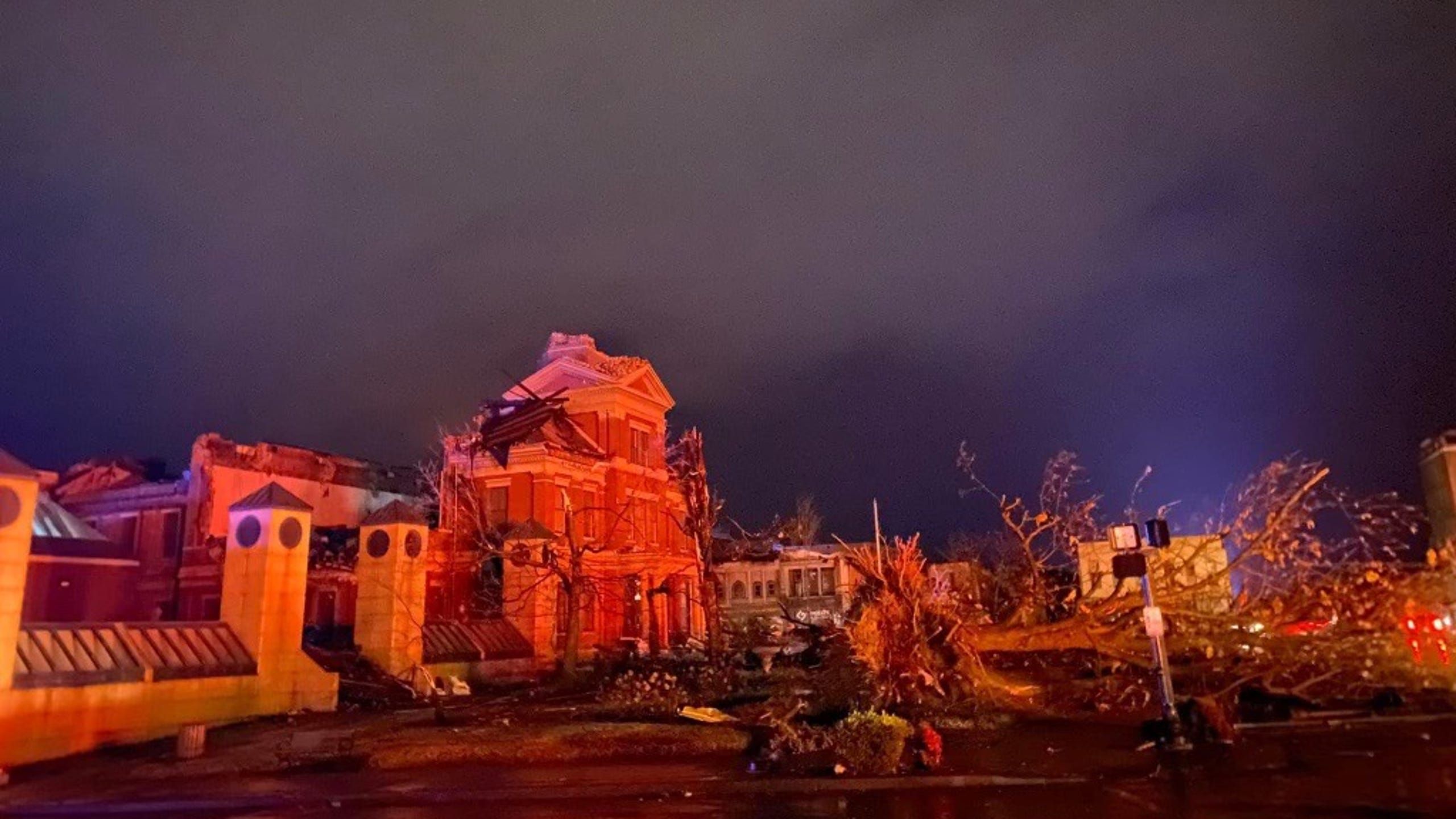 Tornado destrói fábrica no Kentucky e provoca mais de 50 mortes