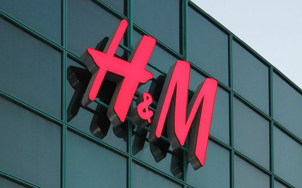 H&M vai fechar 250 lojas em 2021 e lucrou 174 milhões de euros entre junho  e agosto