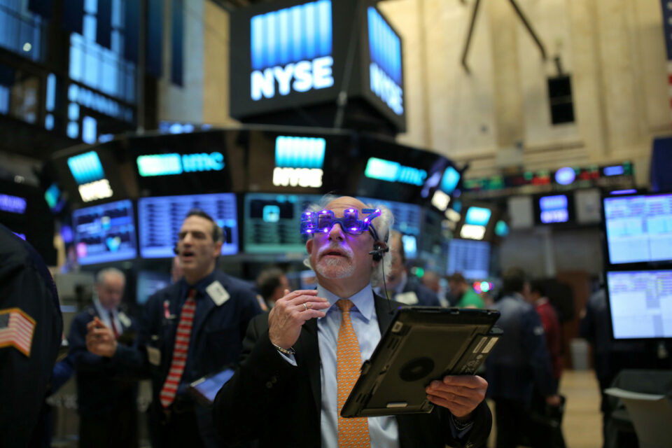 Wall Street fecha abril em queda à espera da Fed