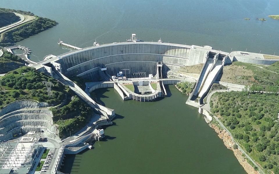 Empresa do Alqueva lança novos concursos para centrais fotovoltaicas flutuantes