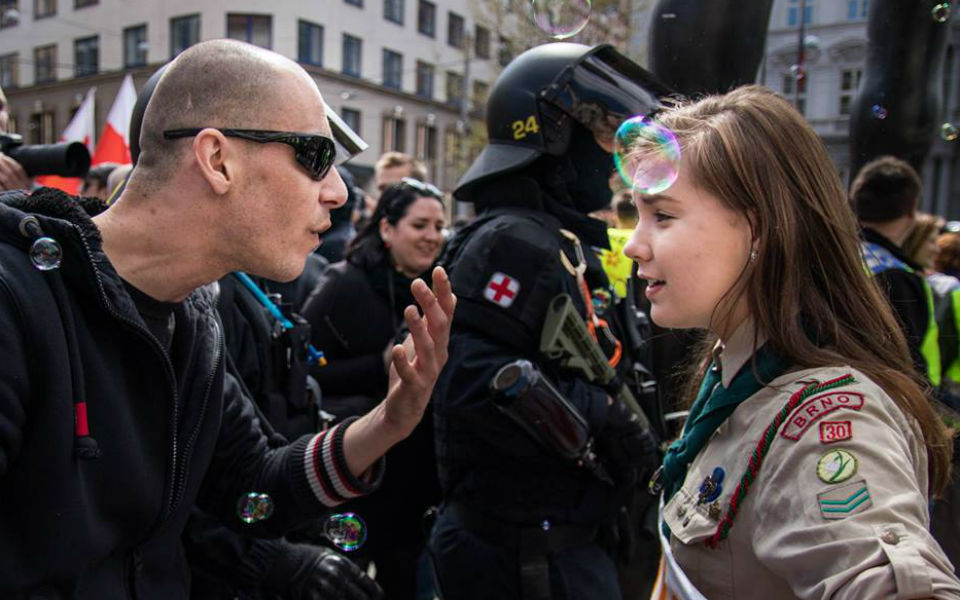 “Fascismo nunca mais”. Frente Antifascista pede “posição clara” a partidos políticos sobre conferência neonazi Escuteira-enfrenta-neo-nazi