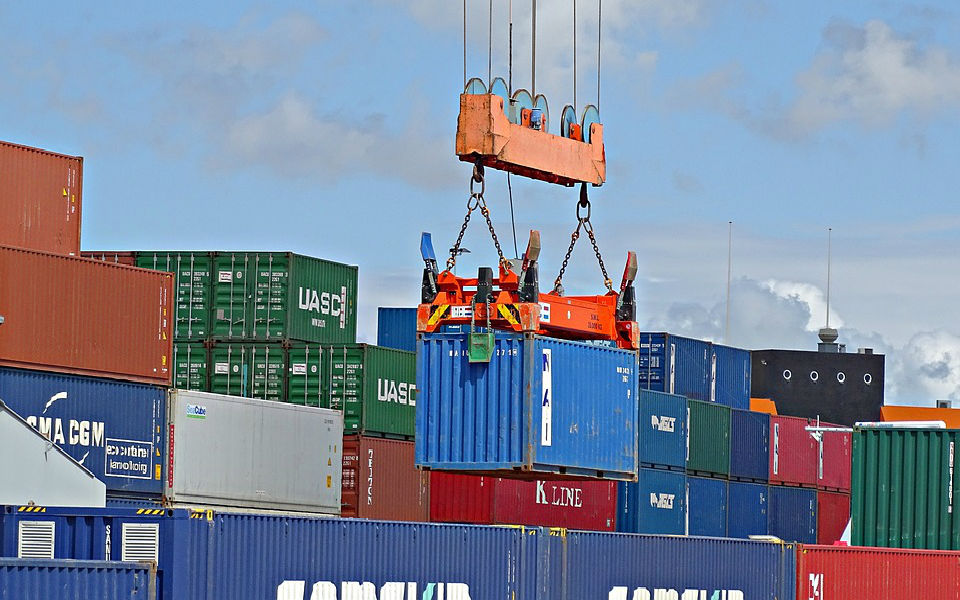 Transporte de mercadorias diminui na ferrovia e rodovia e aumenta por barco e avião