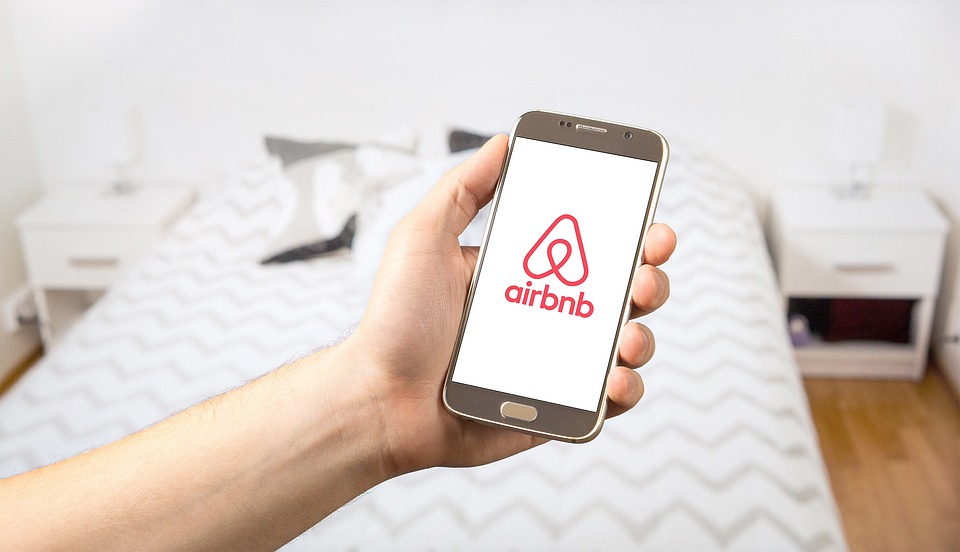 Airbnb e Associação Reformers testam alojamento para combater solidão na população sénior