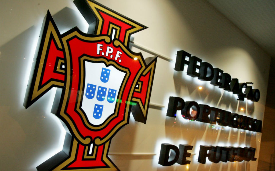 A Bola Federacao Portuguesa De Futebol Cria Fundo De Dois Milhoes Para Apoiar Clubes Com Provas Suspensas Desporto