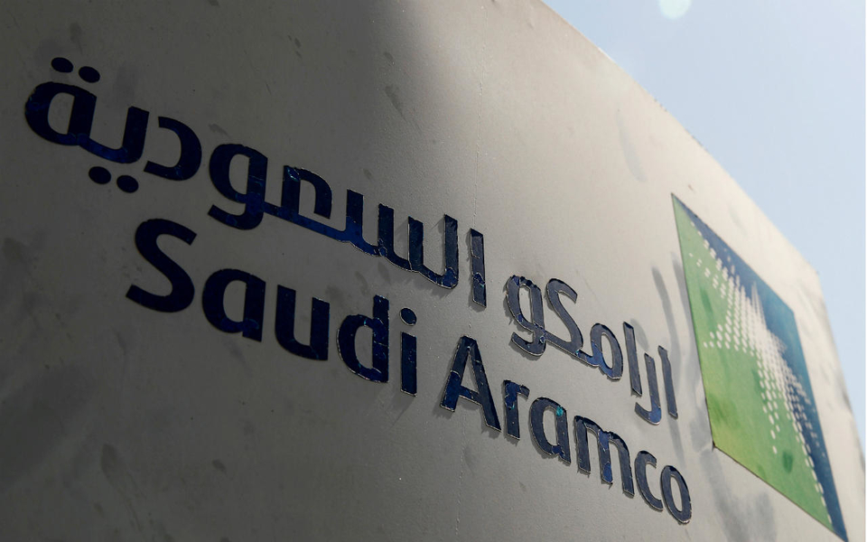 Lucros da Saudi Aramco recuam no primeiro semestre para 56,3 mil milhões de dólares