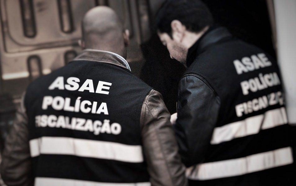 Two people have been arrested for illegally selling tickets for the Porto-Benfica match