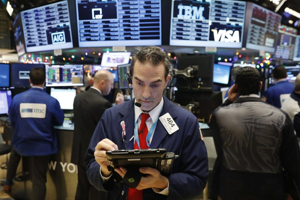 Wall Street fecha em ordem dispersa com ações de IA no vermelho