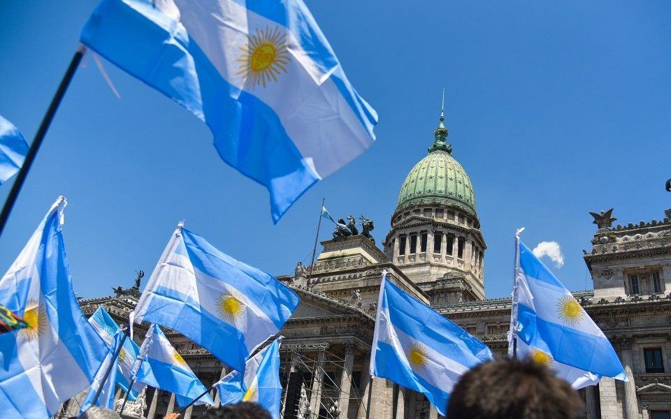 Argentinas protestam contra agenda de Milei que ameaça direitos