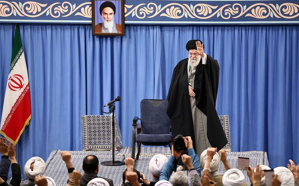 Irão: Khamenei apela ao voto para mostrar força do regime ao exterior