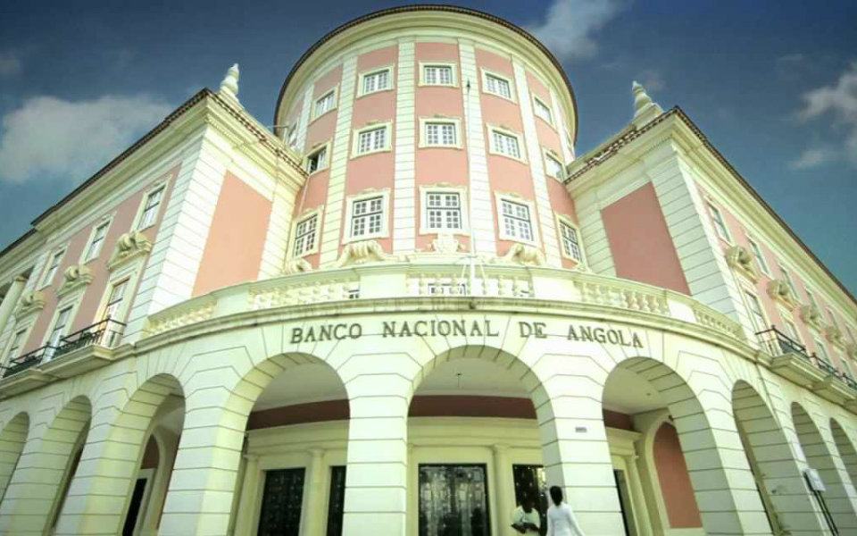 Bancos angolanos apresentam elevado risco de branqueamento de capitais