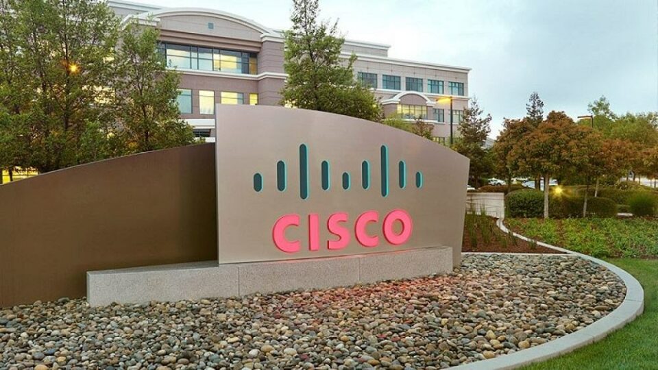 Cisco lucra mais do que o esperado, despede 7% dos trabalhadores e brilha em Wall Street