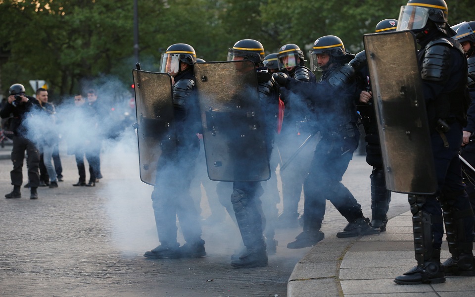 França: 30 mil policiais nas ruas à espera dos resultados