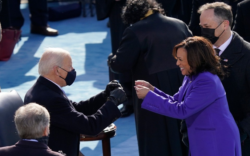 EUA: Biden e Harris anunciam descida “histórica” no preço de medicamentos