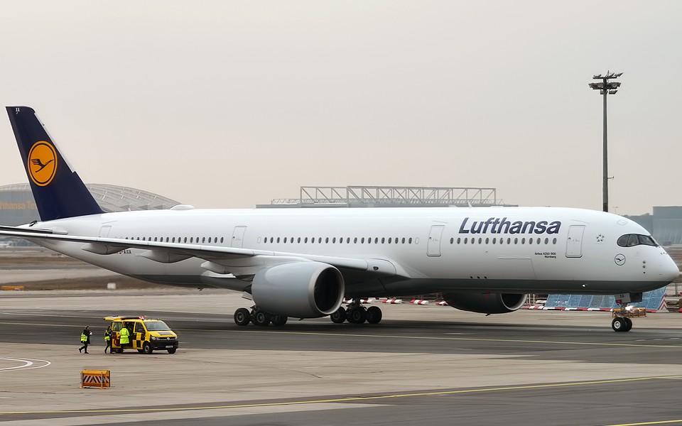 Lufthansa volta a cortar previsão de lucros