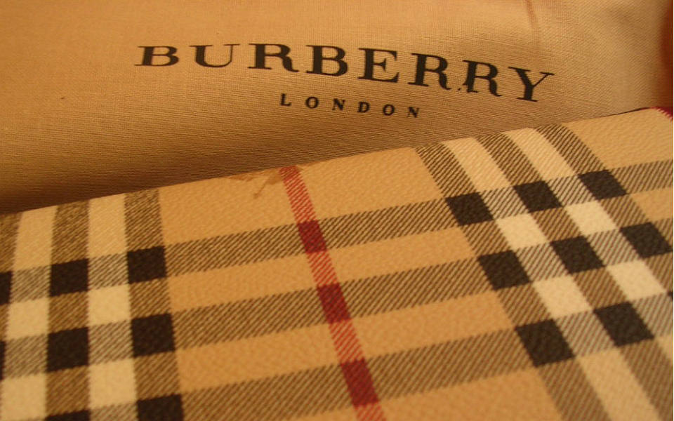 Burberry emite profit warning, demite CEO e suspende dividendos