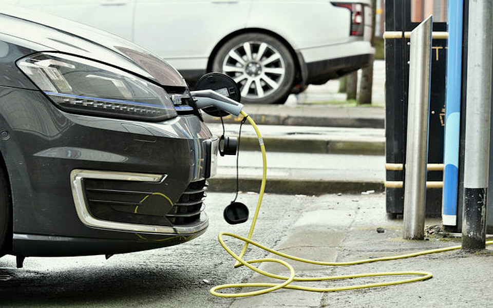 Funchal acaba com estacionamento gratuito para carros elétricos e híbridos nos parques municipais