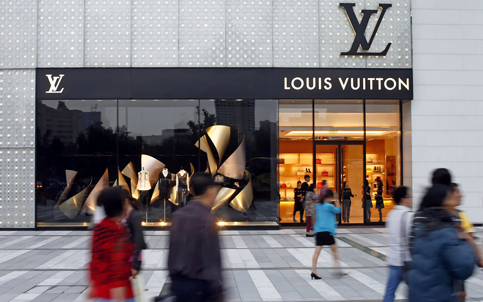 Louis Vuitton afunda mais de 7% com novos impostos em França