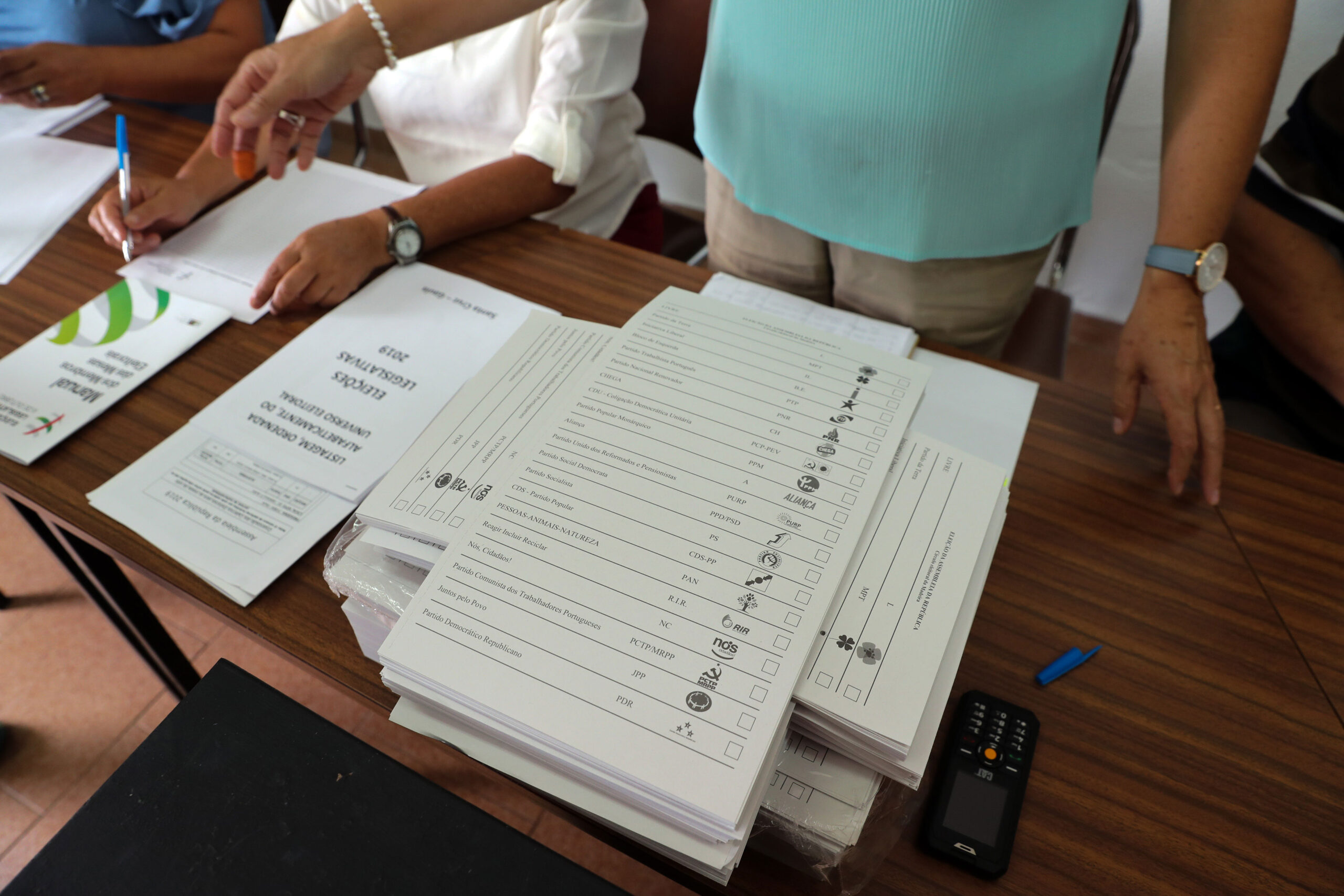 Eleições: Esmagadora maioria dos emigrantes portugueses vota por via postal