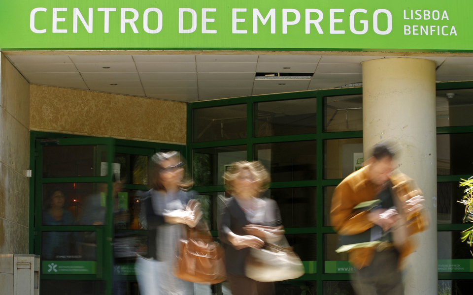 Desempregados inscritos nos centros de emprego sobem 3,5% em dezembro