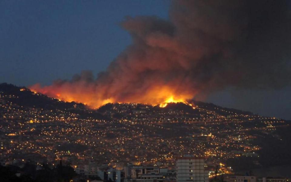 Incêndios: Fogo está contido no concelho de Câmara de Lobos mas ainda não controlado