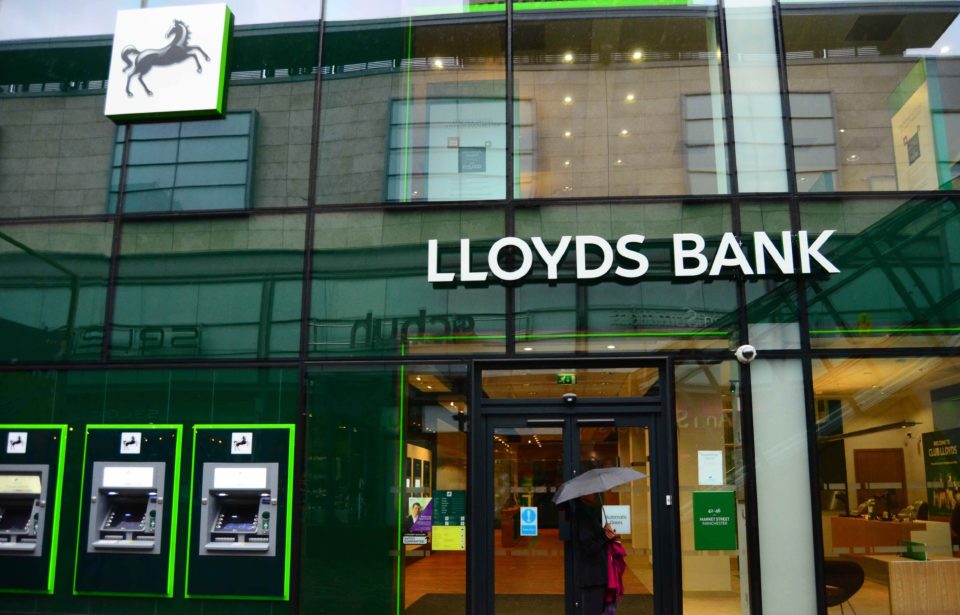 Lucros do Lloyds recuam ligeiramente no trimestre, mas superam estimativas