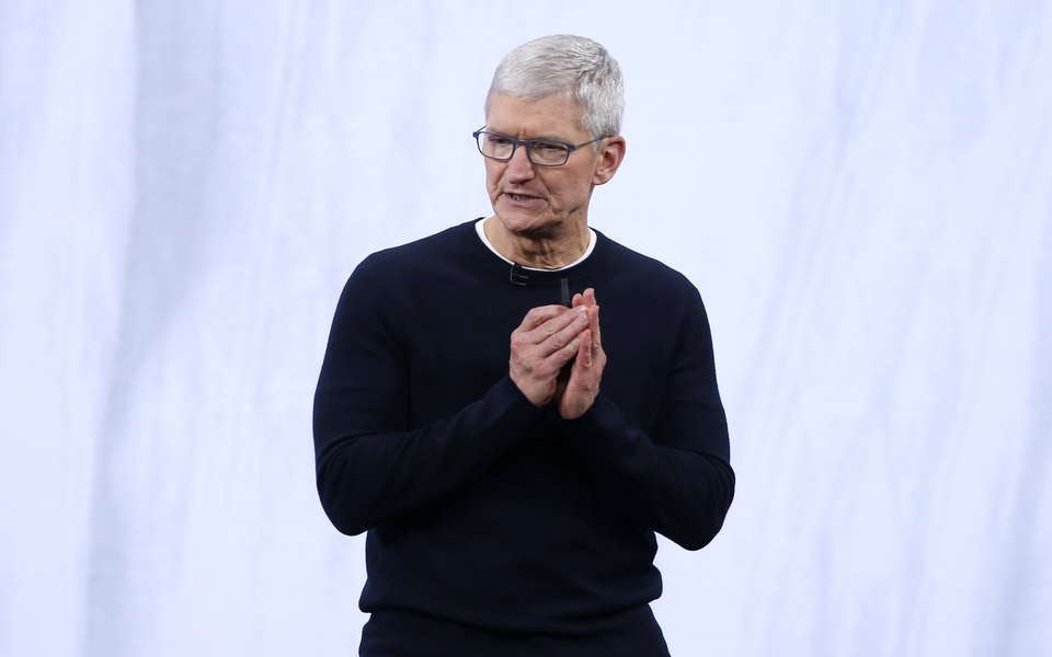 Tim Cook faturou 57,7 milhões de euros no ano passado, 36% menos que em 2022