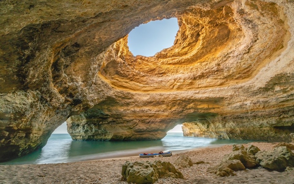 Benagil: Gruta mais fotografada do Algarve, apelidada de “catedral”, vai ter acesso restrito