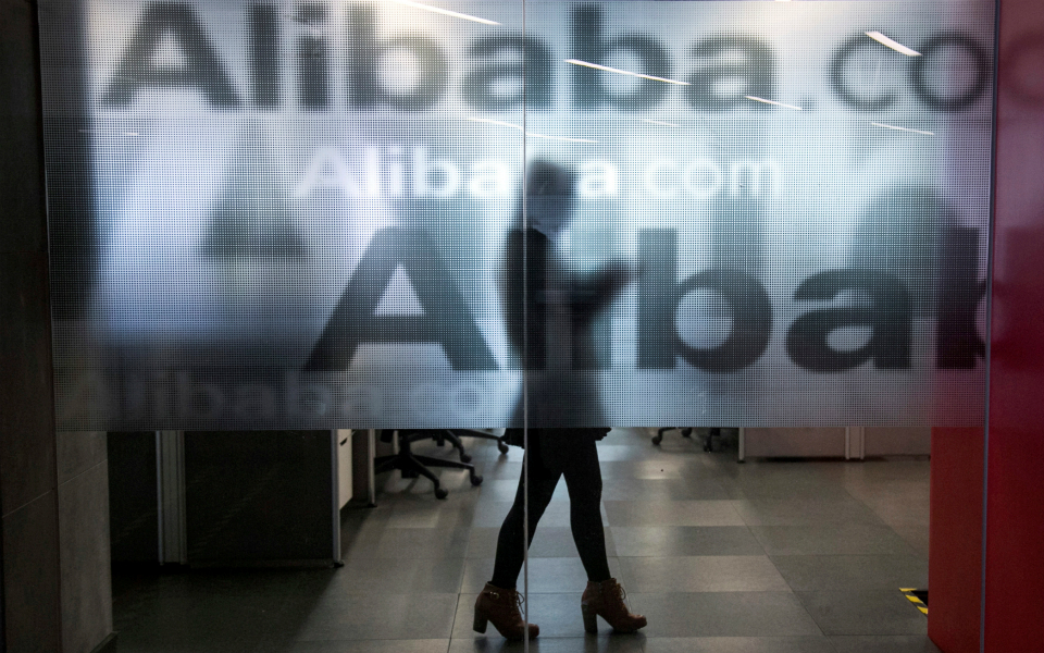 Lucros da Alibaba recuam 29% no segundo trimestre