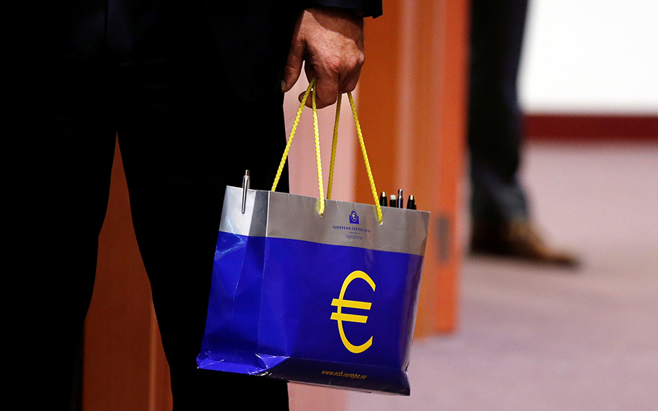 Atividade na zona euro continua a recuperar à boleia dos serviços