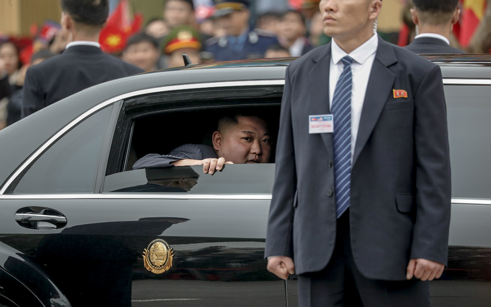 Vladimir Putin visita Coreia do Norte em busca de apoio militar