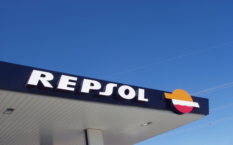 Repsol amenaza con trasladar 1.500 millones de euros en inversiones desde España a Portugal o Francia
