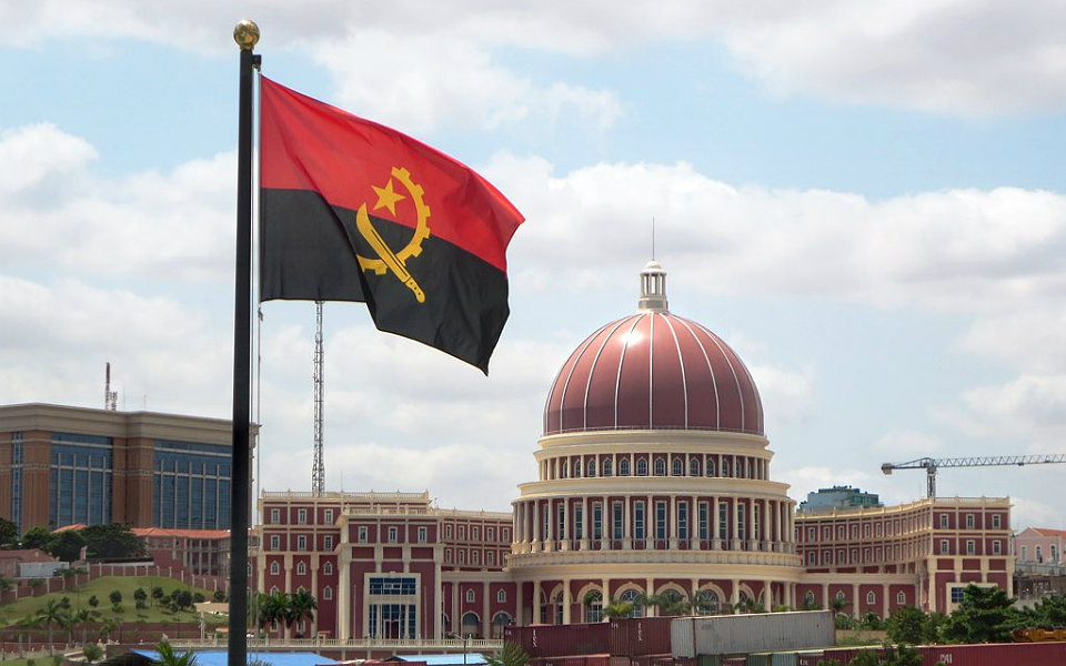 Angola precisa de investir 11 mil milhões para eletrificar 50% do país até 2027