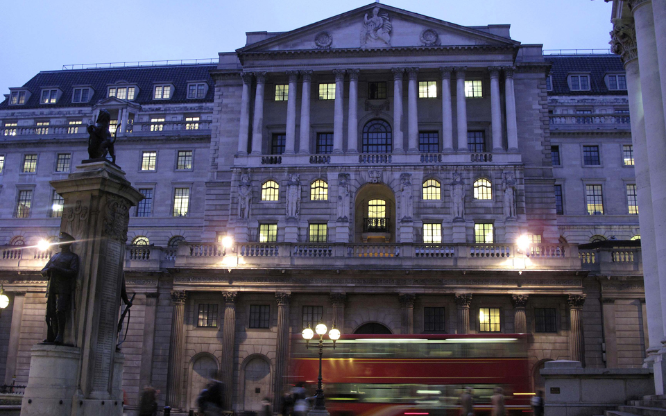 Banco de Inglaterra sinaliza cortes para breve apesar de manter juros inalterados em maio
