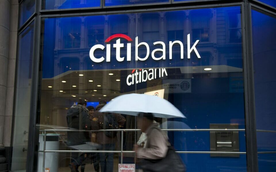 Lucro do banco Citigroup cai 25,5% para cerca de 6,6 mil milhões de dólares