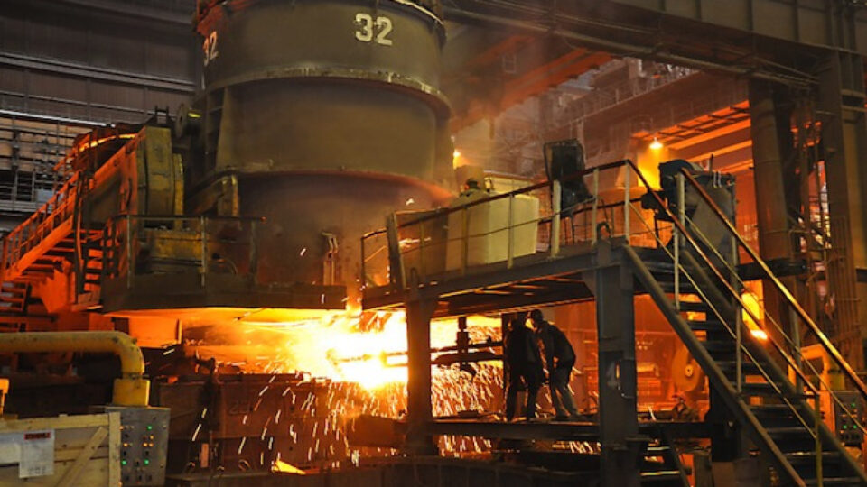 Lucro e vendas da ArcelorMittal caem em 2023 mas mercados reagem positivamente