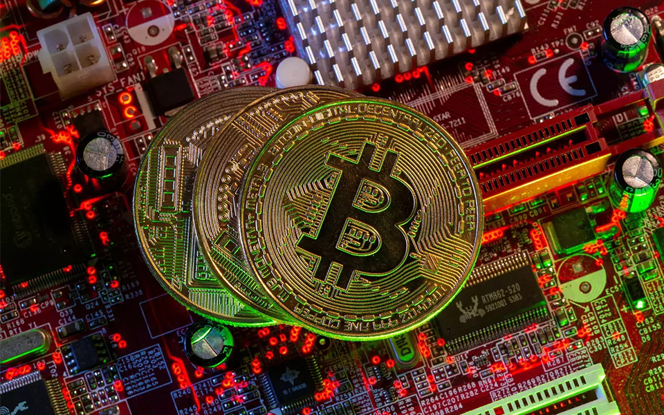 Bitcoin volta a valorizar e quebra barreira dos 56 mil dólares