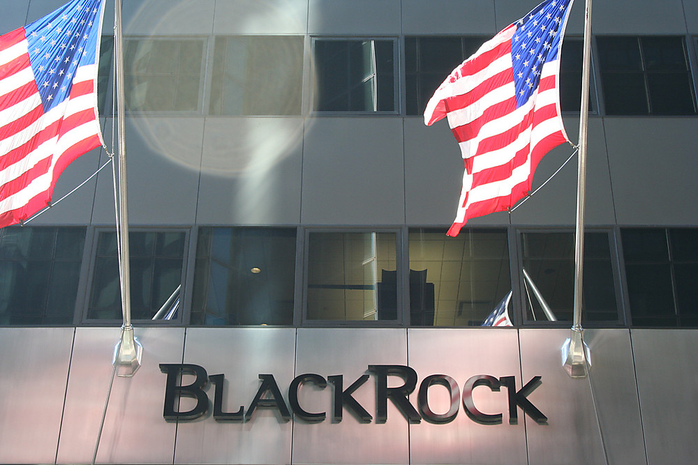 BlackRock com lucros de 5 mil milhões em 2023 com ativos sob gestão a ultrapassarem os 10 biliões