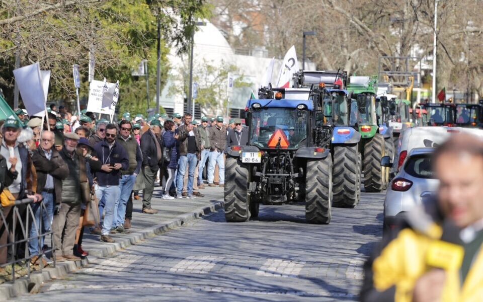 UE/Agricultores: Protestos na Catalunha cortam estradas e acessos a centros logísticos