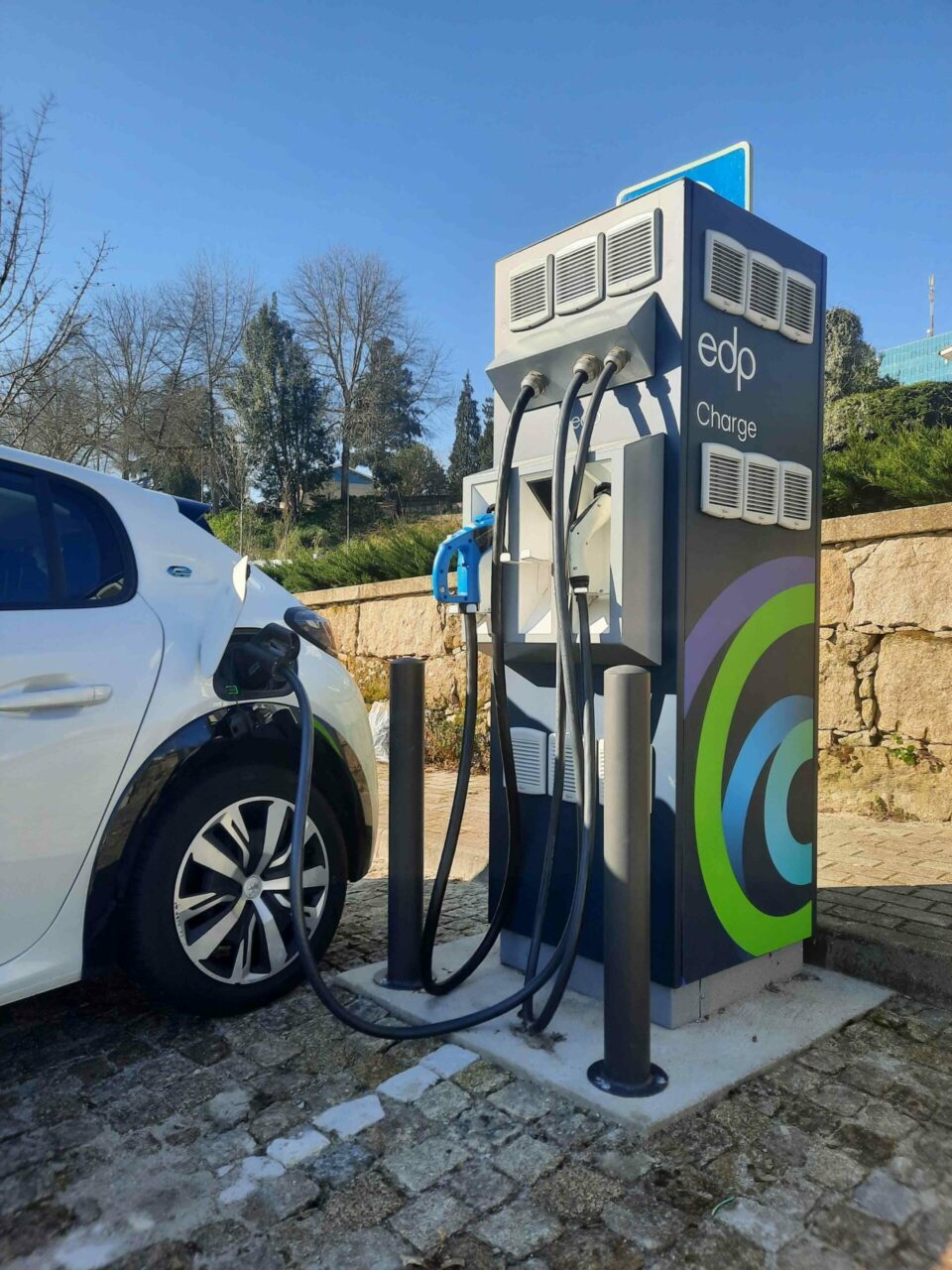 Carregamentos elétricos fora de casa vão ficar mais baratos em 2024 na rede da EDP