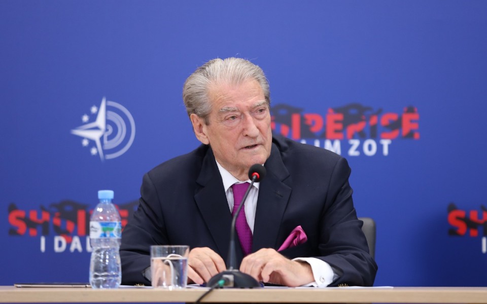 Ex-primeiro-ministro albanês em prisão domiciliária por suspeitas de corrupção