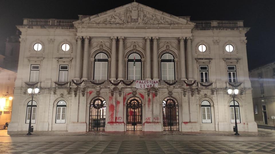 Ativistas pintam Câmara de Lisboa e hasteiam bandeira da Palestina