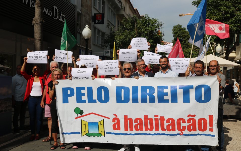 “Exigimos soluções”. Manifestantes saem à rua em 19 cidades pelo direito à habitação