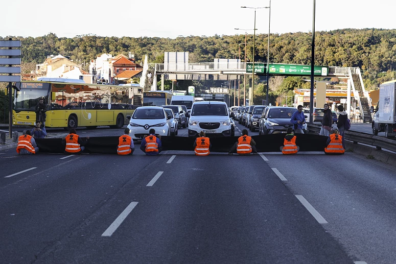 Climáximo: Ativistas bloqueiam entrada ao túnel do Marquês em Lisboa