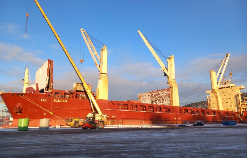 Pinto Basto transporta seis transformadores da China para a Noruega