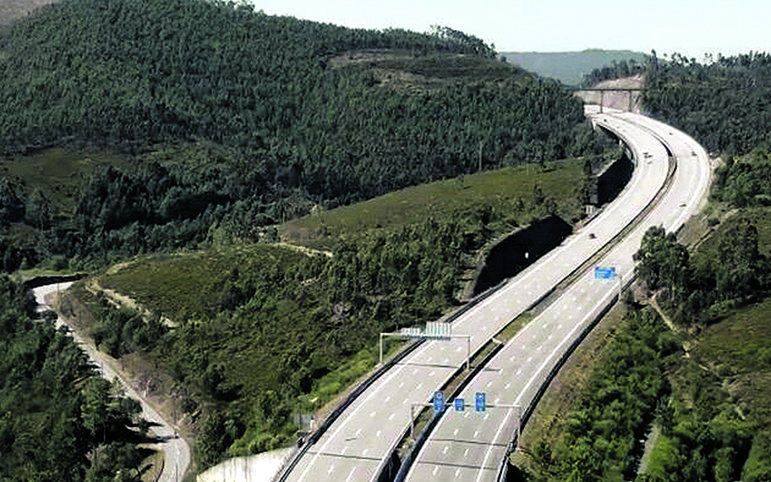 Auto Estradas do Douro Litoral vendida ao fundo Ígneo