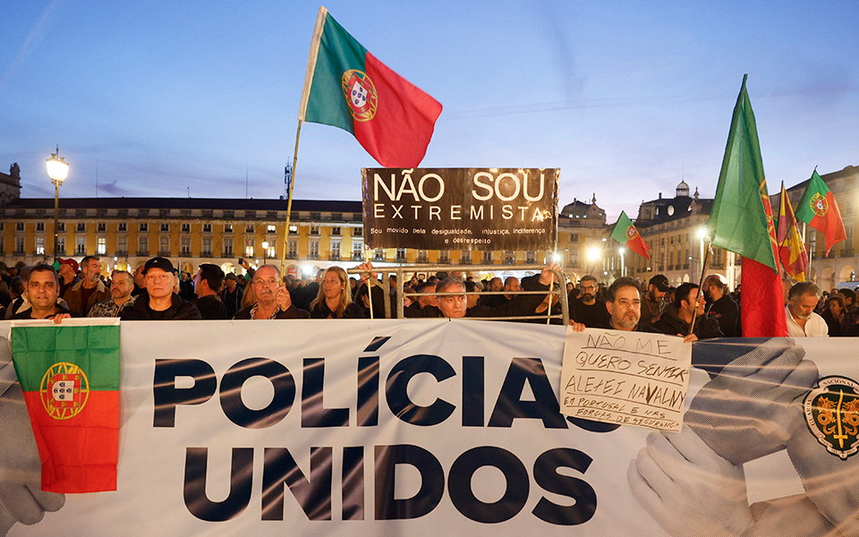 Polícias em protesto dirigem-se ao Capitólio