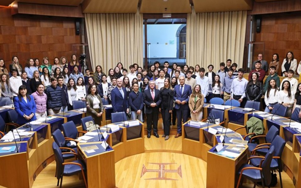 Presidente do parlamento da Madeira diz que democracia “não se deve reduzir” às eleições