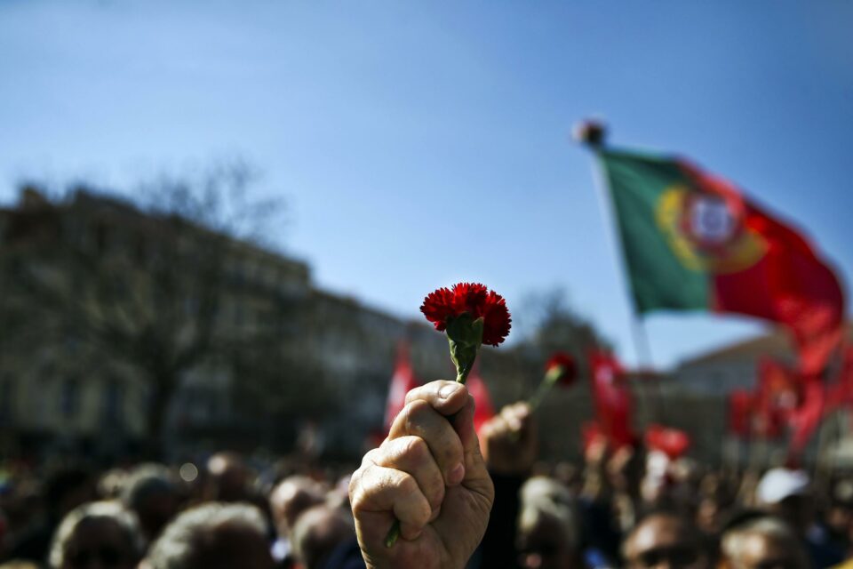 Meio século de democracia portuguesa visto de fora