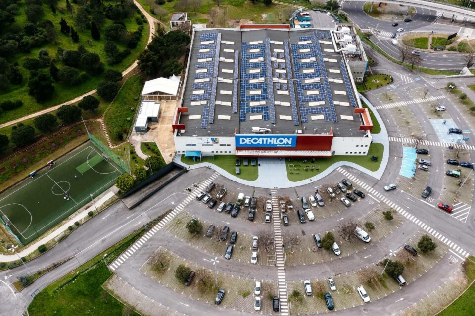 EDP vai instalar 42 pontos de carregamento em sete lojas da Decathlon em Portugal