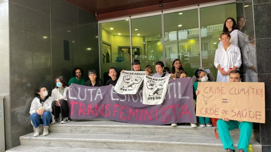 Ativistas do Fim ao Fóssil bloqueiam Ministério da Saúde
